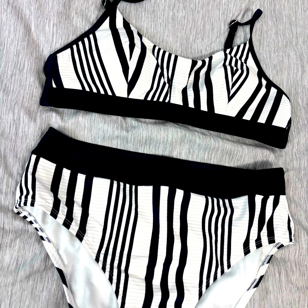 Striped swimsuit - Picture 1 of 13